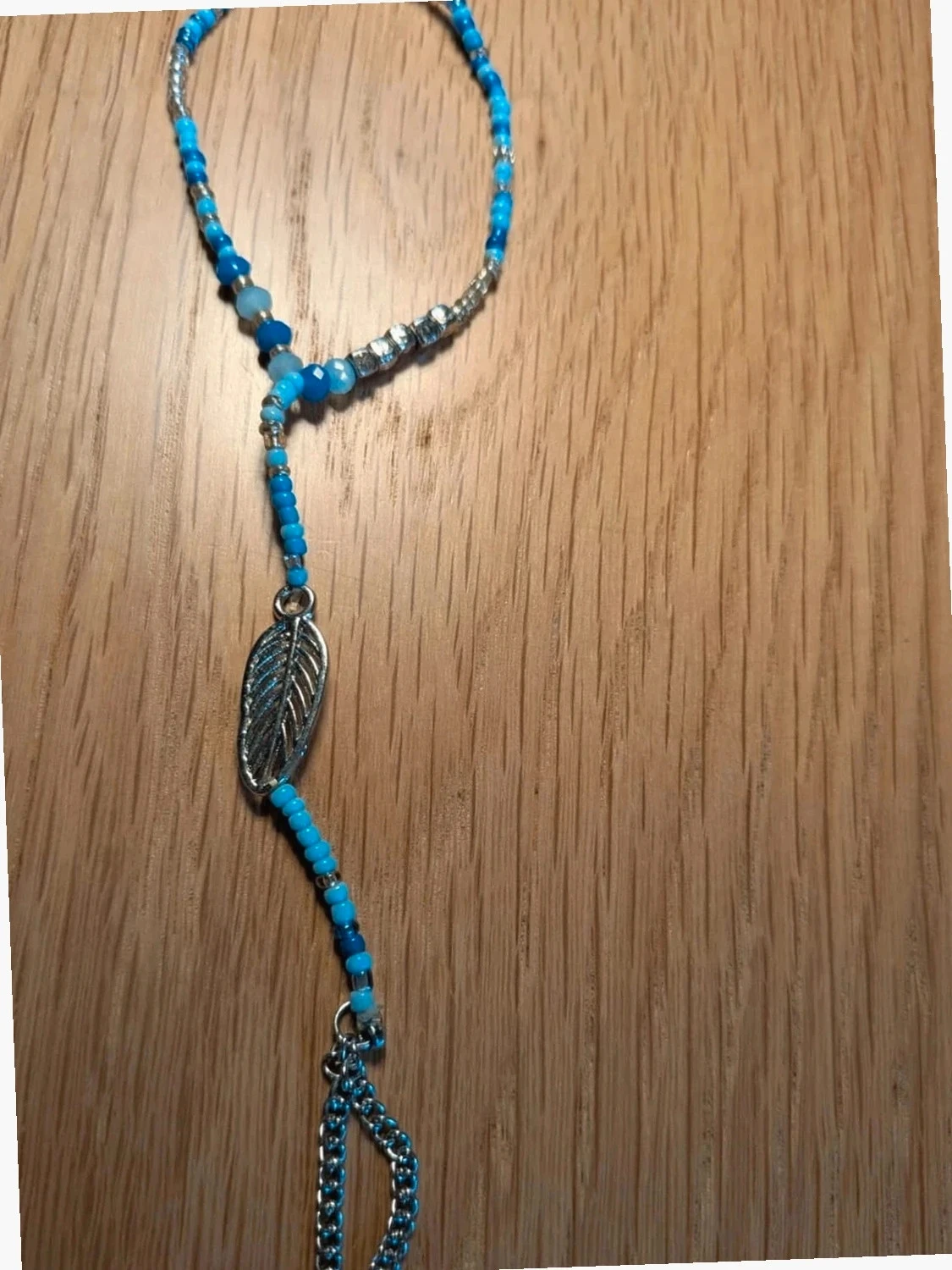 Fantaisie hanger armband met veer en verschillende blauwe parels – photo 2